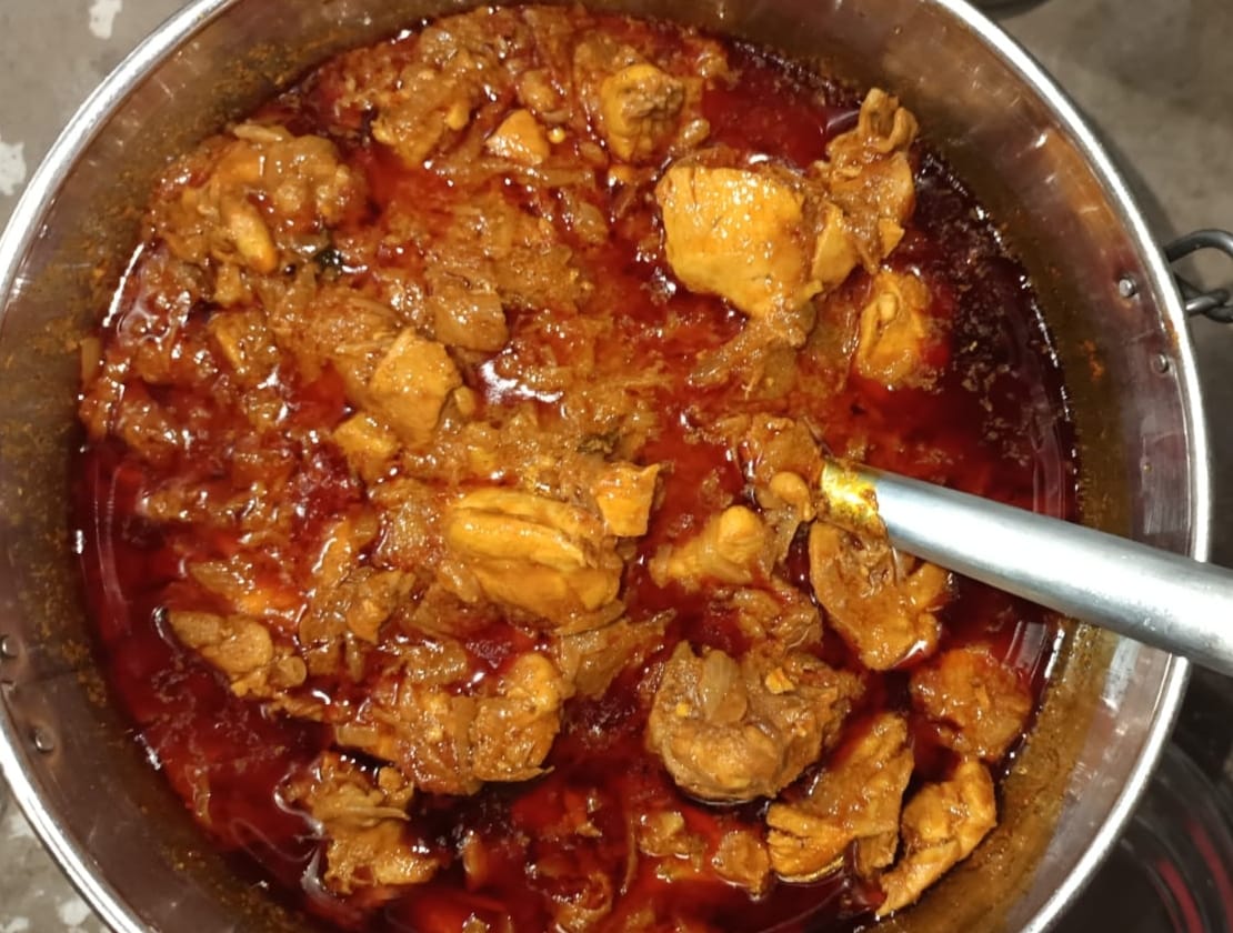 Chicken curry from the kitchen — Food for the Needy
